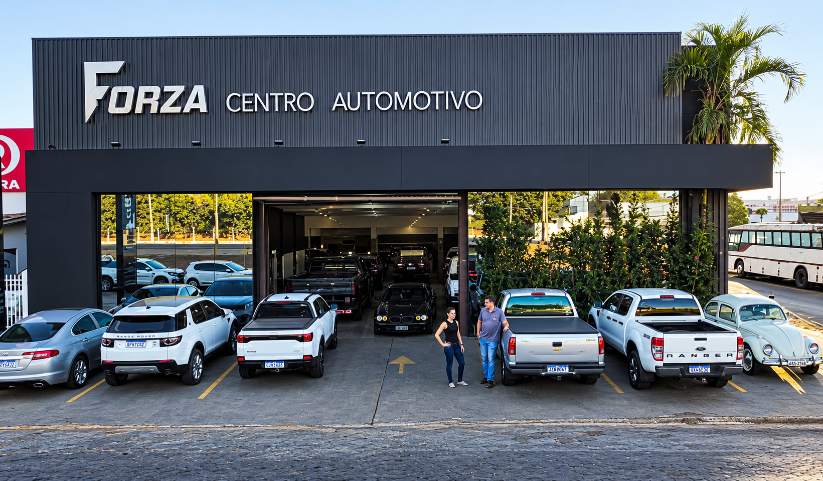 Fachada da Forza Centro Automotivo, com a equipe em frente